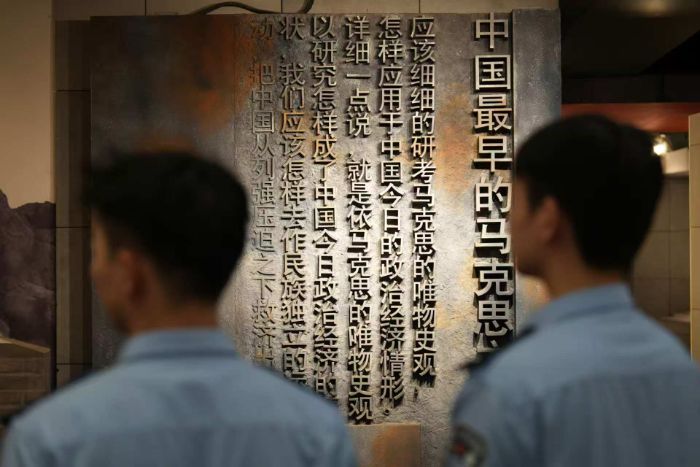 ׷֮⣬݅񡪡˾ٌWУCϵĘڡl(xing)`F_չtɫ